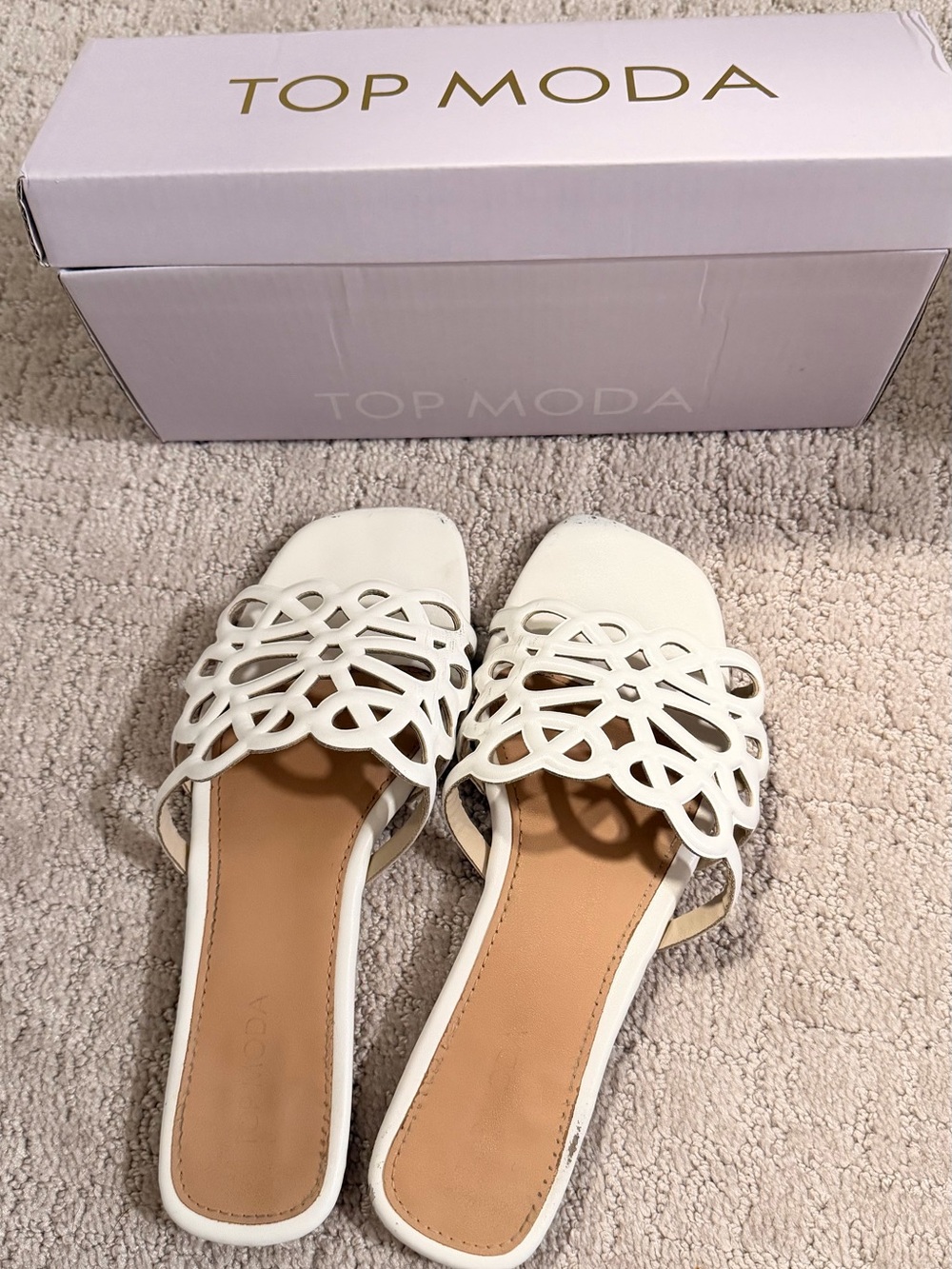 AVARA Mindy White Cutout Floral Sandal — Size 7